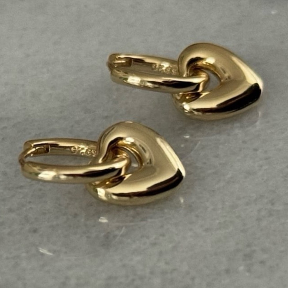 COPY - Gold Bubble Heart Charm Dangle Huggie Hoop Earrings

Brand New - Picture 3 of 5